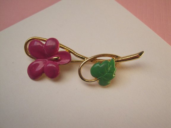 Broche goudkleurige bloem met hard roze en groen emaille 5.2x1.8 cm. - Afbeelding 6