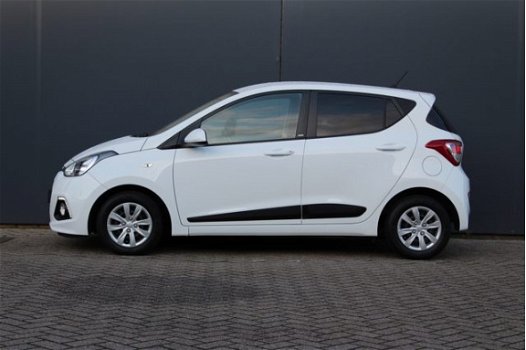 Hyundai i10 - 1.0i i-Motion Go | 1e Eig. | Navigatie | Cruise control | Climate control | Privacy gl - 1