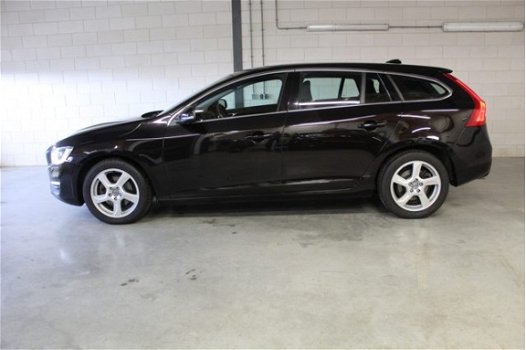 Volvo V60 - 2.0 D3 MOMENTUM AUTOMAAT 5 CIL. BUSINESS LINE WINTER LINE FAMILY LINE - 1