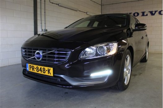 Volvo V60 - 2.0 D3 MOMENTUM AUTOMAAT 5 CIL. BUSINESS LINE WINTER LINE FAMILY LINE - 1