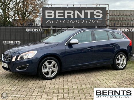 Volvo V60 - 1.6 T3 Momentum|Navigatie|trekhaak|Stoelverwarming - 1