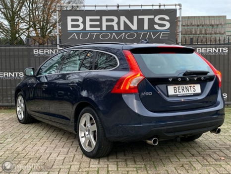 Volvo V60 - 1.6 T3 Momentum|Navigatie|trekhaak|Stoelverwarming - 1