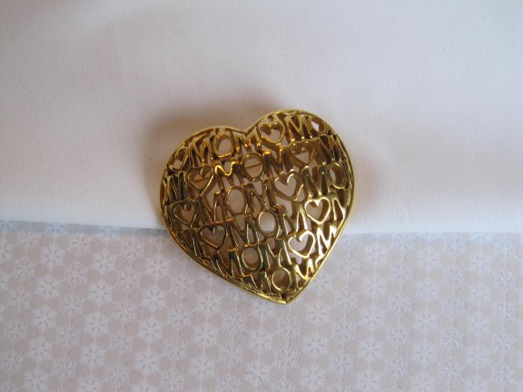 Broche goudkleurig hart met Love Mom hartje Mom 4.1x4.0 cm. - nr. 1
