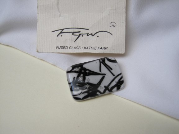 Broche Kathie Farr zwart wit abstract glas 4.6x3.2 cm - Afbeelding 2