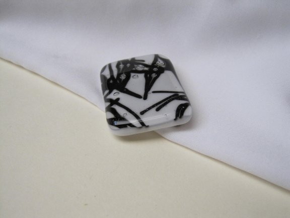 Broche Kathie Farr zwart wit abstract glas 4.6x3.2 cm - Afbeelding 3