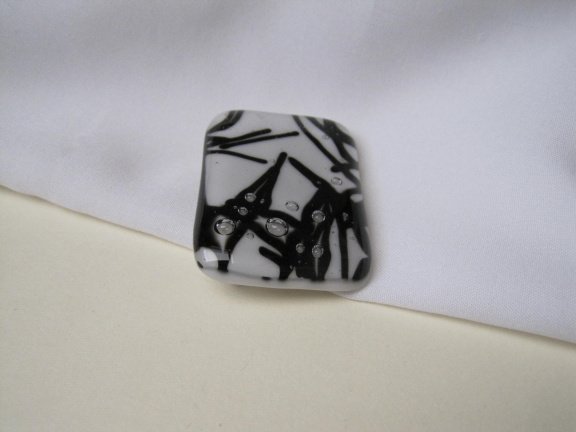 Broche Kathie Farr zwart wit abstract glas 4.6x3.2 cm - Afbeelding 4