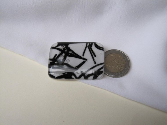 Broche Kathie Farr zwart wit abstract glas 4.6x3.2 cm - Afbeelding 5