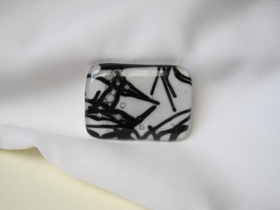 Broche Kathie Farr zwart wit abstract glas 4.6x3.2 cm - Afbeelding 7