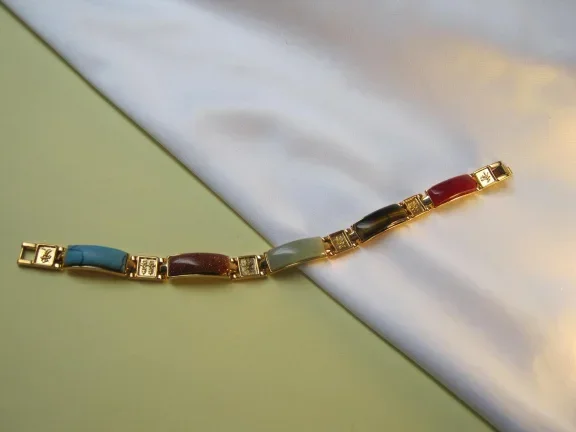 Armband goudkleurig met edelsteen inleg en Azie tekens 19.3 cm. - nr. 1