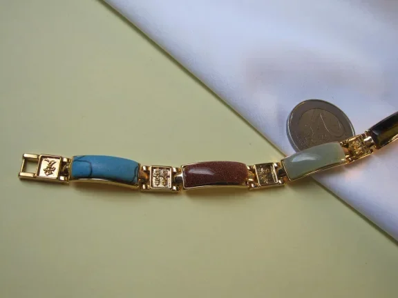 Armband goudkleurig met edelsteen inleg en Azie tekens 19.3 cm. - Afbeelding 2