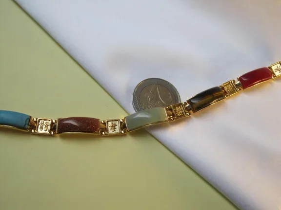 Armband goudkleurig met edelsteen inleg en Azie tekens 19.3 cm. - Afbeelding 3