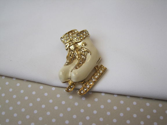 Broche goudkleurig met roomkleurig emaille kunstschaatsen 3.4x3.0 cm. - nr. 1