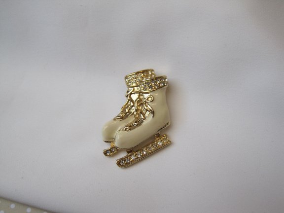 Broche goudkleurig met roomkleurig emaille kunstschaatsen 3.4x3.0 cm. - Afbeelding 3