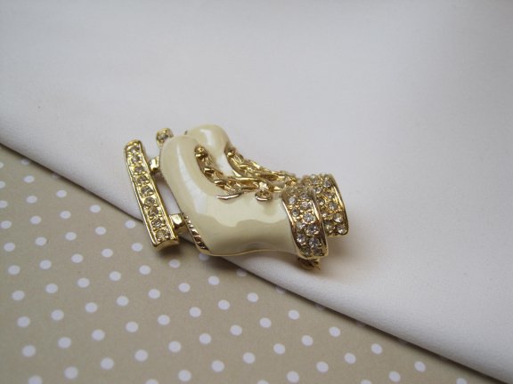 Broche goudkleurig met roomkleurig emaille kunstschaatsen 3.4x3.0 cm. - Afbeelding 4