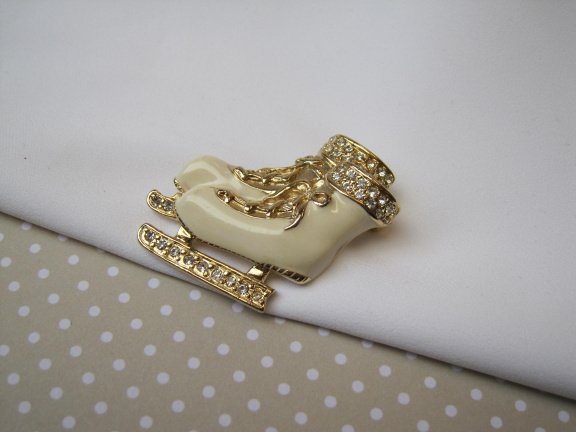 Broche goudkleurig met roomkleurig emaille kunstschaatsen 3.4x3.0 cm. - Afbeelding 5
