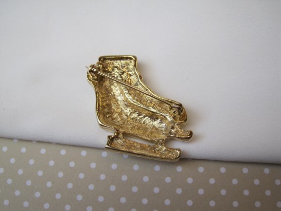 Broche goudkleurig met roomkleurig emaille kunstschaatsen 3.4x3.0 cm. - Afbeelding 6