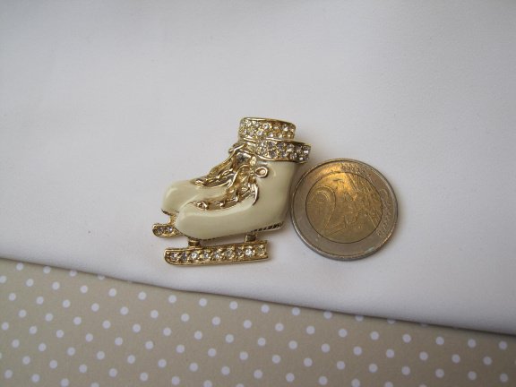 Broche goudkleurig met roomkleurig emaille kunstschaatsen 3.4x3.0 cm. - Afbeelding 7