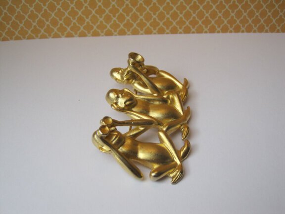 Broche AJC goudkleurige horen zien en zwijgen aapjes 6.1x3.8 cm - nr. 1