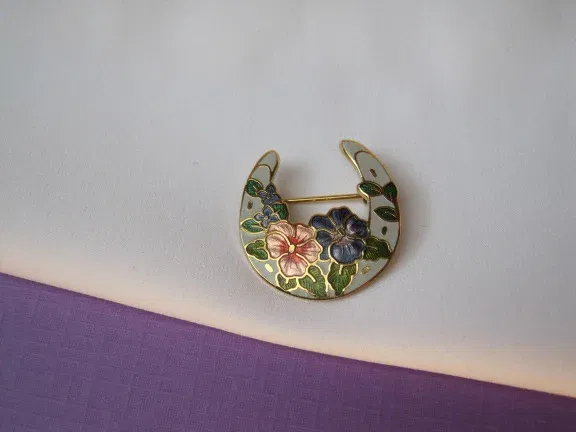Broche Fish goudkleurig hoefijzer met cloisonne emaille roze paarse bloemen 2.5x2.4 cm - nr. 1