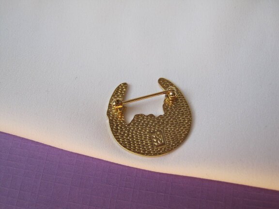 Broche Fish goudkleurig hoefijzer met cloisonne emaille roze paarse bloemen 2.5x2.4 cm - nr. 1