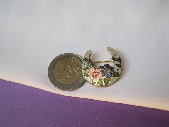 Broche Fish goudkleurig hoefijzer met cloisonne emaille roze paarse bloemen 2.5x2.4 cm - Afbeelding 4