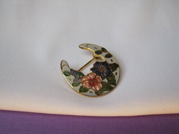 Broche Fish goudkleurig hoefijzer met cloisonne emaille roze paarse bloemen 2.5x2.4 cm - Afbeelding 6