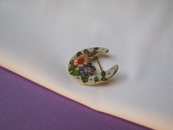Broche Fish goudkleurig hoefijzer met cloisonne emaille roze paarse bloemen 2.5x2.4 cm - Afbeelding 3
