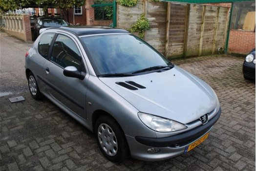 Peugeot 206 - 1.4 XT in 2017 ander dashboard (gebruikt). KM-stand 210dkm met open dak Nieuwe APK bij - 1