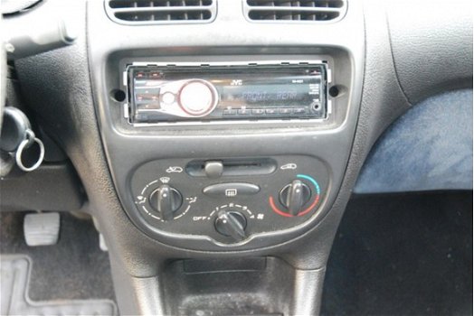 Peugeot 206 - 1.4 XT in 2017 ander dashboard (gebruikt). KM-stand 210dkm met open dak Nieuwe APK bij - 1