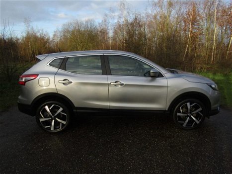 Nissan Qashqai - 1.6 Navigatie / Stoelverwarming / 19inch Tekna - 1