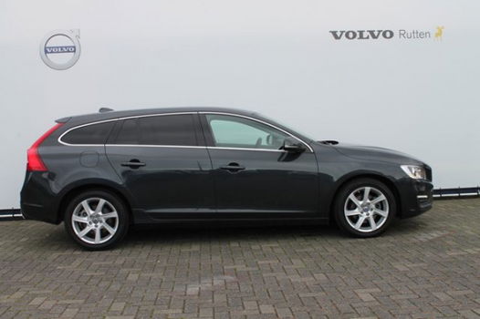 Volvo V60 - D4 180PK Automaat Momentum/ Navigatie/ Getint Glas/ 17'' velgen - 1