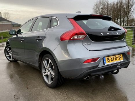 Volvo V40 - 1.6 T2 Summum - Navi - Clima - Dealer oh - Trekhaak - 120PK - 17