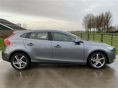 Volvo V40 - 1.6 T2 Summum - Navi - Clima - Dealer oh - Trekhaak - 120PK - 17