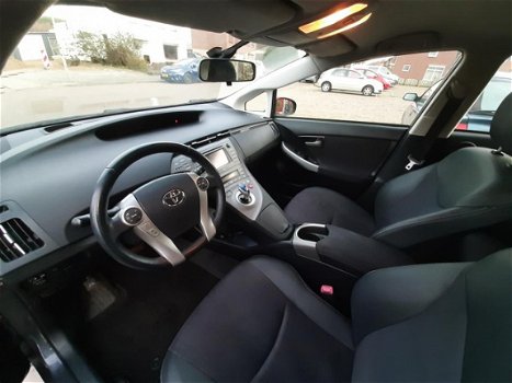 Toyota Prius - 1.8 Full Hybrid 136PK Dynamic Business | Navigatie, JBL, 17inch, HUD, Half leer, Keyl - 1