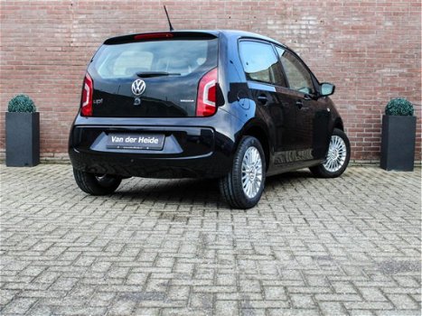 Volkswagen Up! - 1.0 high up BlueMotion 60PK Navigatie 'Maps&more', Airco, PDC achter - 1