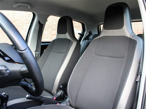 Volkswagen Up! - 1.0 high up BlueMotion 60PK Navigatie 'Maps&more', Airco, PDC achter - 1