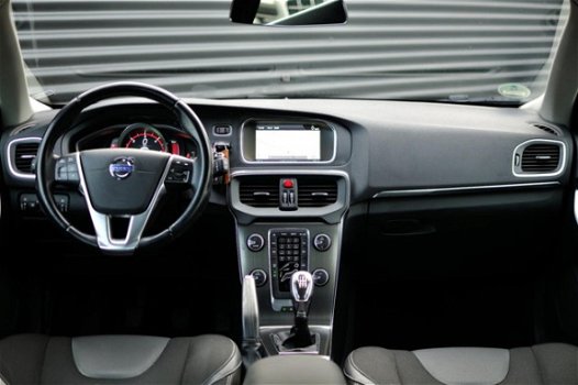 Volvo V40 - 1.6 D2 Summum / Navigatie / Clima / Nette staat - 1