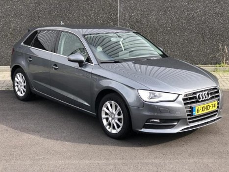 Audi A3 Sportback - 1.6 TDI Attraction Pro Line Lichte schade - 1