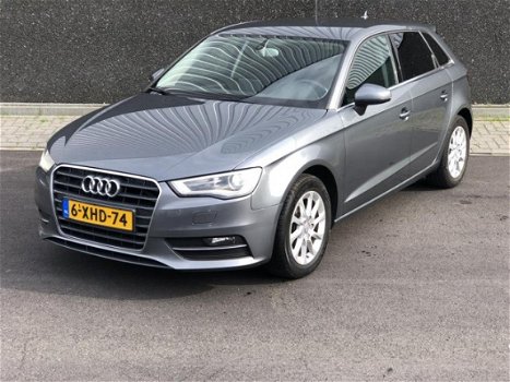 Audi A3 Sportback - 1.6 TDI Attraction Pro Line Lichte schade - 1