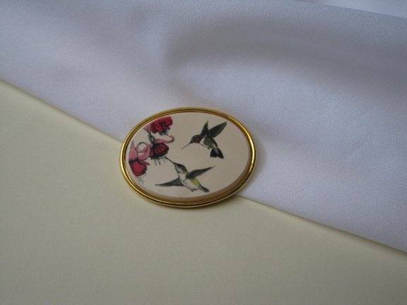 Broche Barlow ivoorkleurig geëtste handbeschilderde kolibri 4.3x3.3 cm - nr. 1