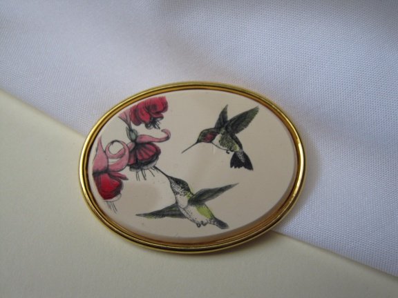 Broche Barlow ivoorkleurig geëtste handbeschilderde kolibri 4.3x3.3 cm - Afbeelding 3