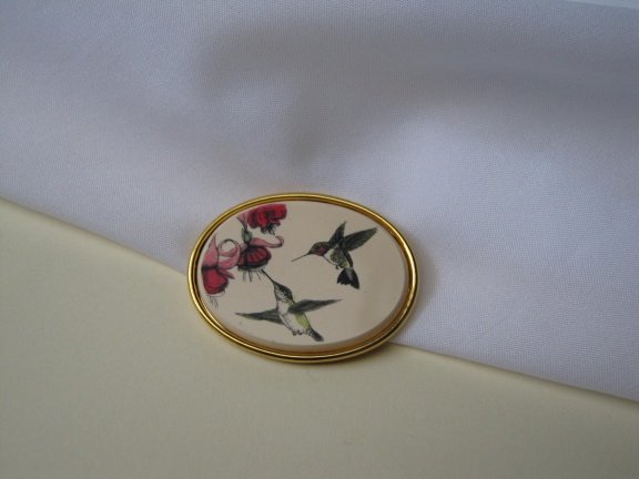 Broche Barlow ivoorkleurig geëtste handbeschilderde kolibri 4.3x3.3 cm - Afbeelding 5