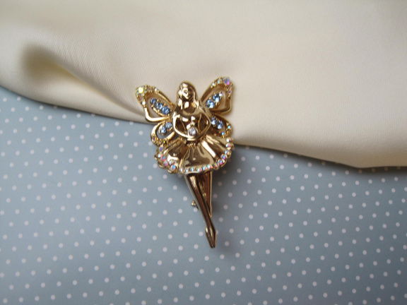 Broche Monet goudkleurige Elfje Fairy met blauw aurora kristal rijnsteentjes 5.3x3.1 cm - nr. 1