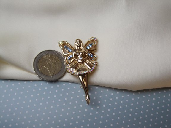 Broche Monet goudkleurige Elfje Fairy met blauw aurora kristal rijnsteentjes 5.3x3.1 cm - Afbeelding 4