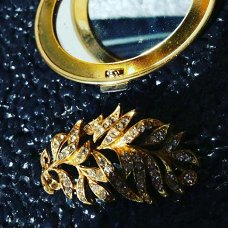 Oude sieraden: broche vintage goudkleur met strass