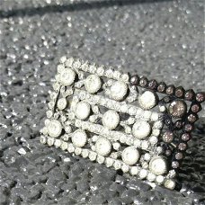 Oude sieraden: broche met strass, baquette vorm