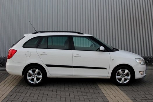 Skoda Fabia Combi - 1.2 TDI Greenline Clima Navi Cruise PDC Telefoon LMV Trekhaak Zeer nette - 1