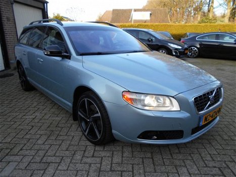 Volvo V70 - 2.5T 200pk Momentum Leer Xenon Trekhaak - 1