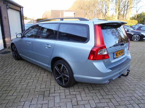 Volvo V70 - 2.5T 200pk Momentum Leer Xenon Trekhaak - 1