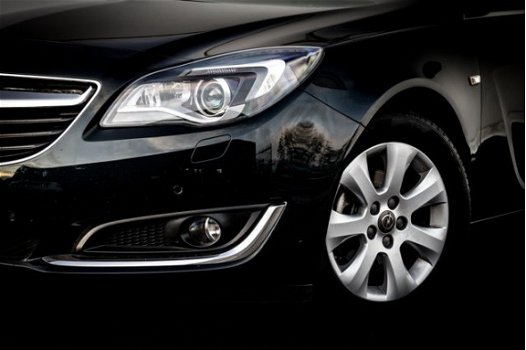Opel Insignia Sports Tourer - 1.6 CDTi 136 Pk Business+ | Leder | Xenon | Navigatie | 17